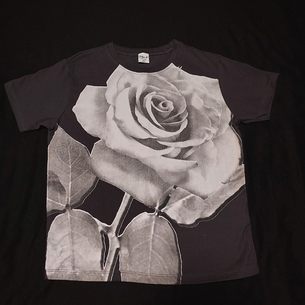 Grey rose t-shirt size M (juniors) NWOT